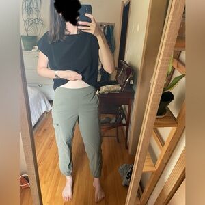 Mountain Hardwear green jogger, size medium.